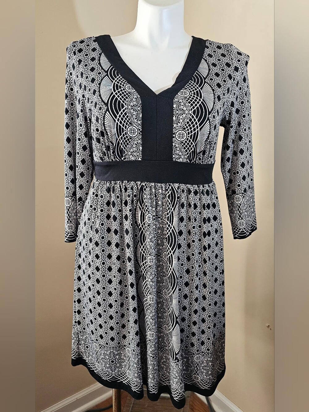 ECI Black and White Geometric V-Neck Dress Large